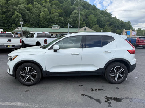 Used 2023 Volvo XC40 B5 Plus image 7