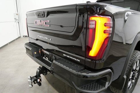 Used 2024 GMC Sierra 2500 Denali w/ Denali Reserve Package image 9