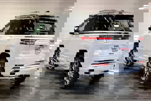 New 2025 Jeep Grand Cherokee Summit image 2