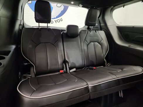 Used 2025 Chrysler Pacifica Limited image 37