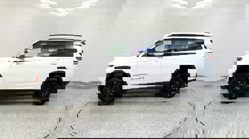 Used 2024 Jeep Grand Cherokee L Laredo image 4