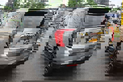Used 2023 GMC Yukon XL SLT image 2