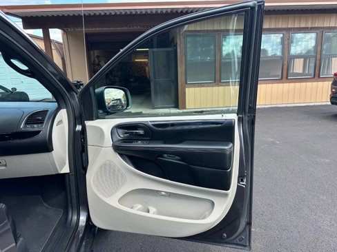 Used 2019 Dodge Grand Caravan SXT w/ Driver Convenience Group image 18
