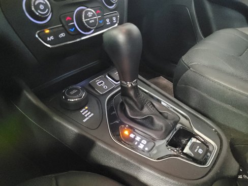 Used 2019 Jeep Cherokee Limited image 26