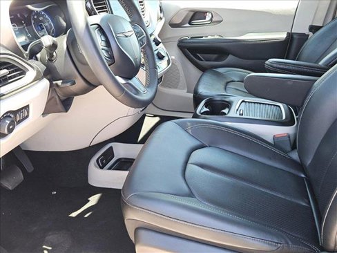 Used 2024 Chrysler Pacifica Touring-L image 15