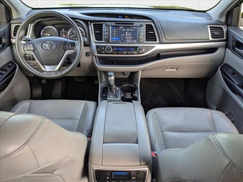 Used 2016 Toyota Highlander XLE image 16