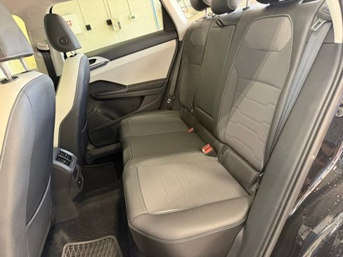 Certified 2025 Volkswagen Taos SE image 24