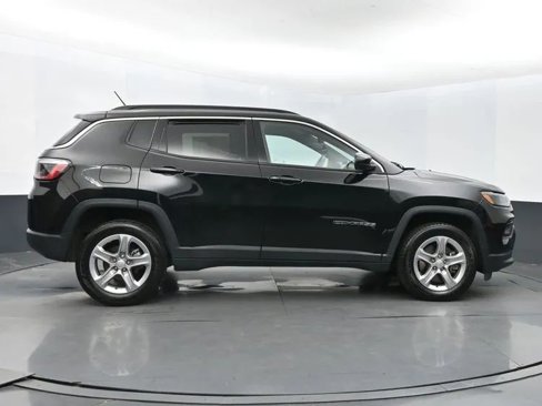 Used 2024 Jeep Compass Latitude image 4