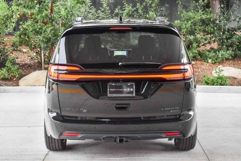 New 2026 Chrysler Pacifica Limited w/ S Appearance Package image 5