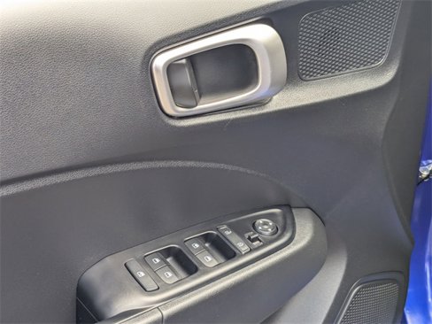 Used 2025 Hyundai Venue SE image 9