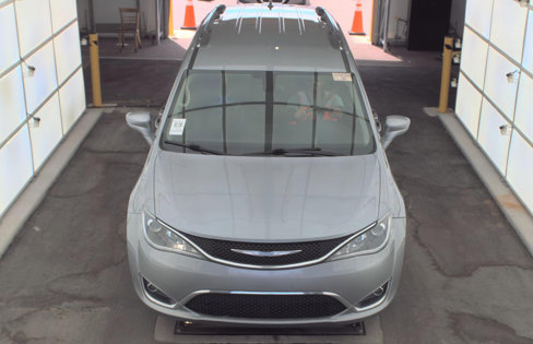 Used 2018 Chrysler Pacifica Touring-L image 2