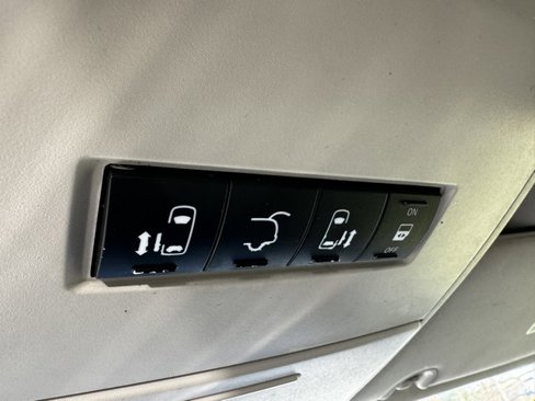 Used 2015 Chrysler Town & Country Touring image 22
