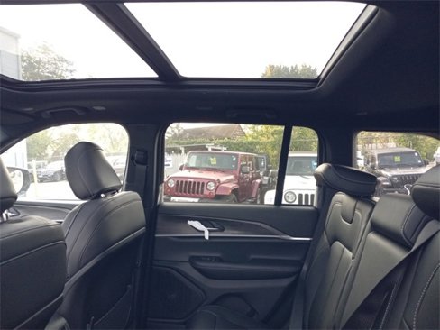 New 2025 Jeep Grand Cherokee Limited w/ Black Appearance Package image 19