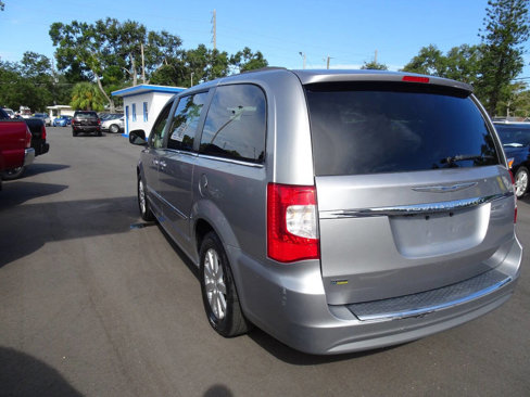 Used 2016 Chrysler Town & Country Touring image 7