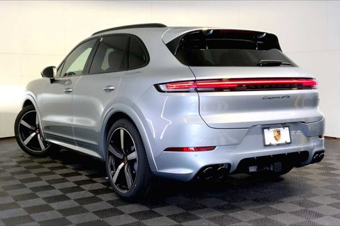 New 2026 Porsche Cayenne GTS image 3