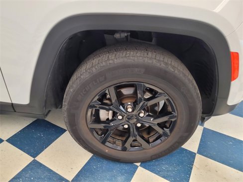Used 2024 Jeep Grand Cherokee Altitude image 25