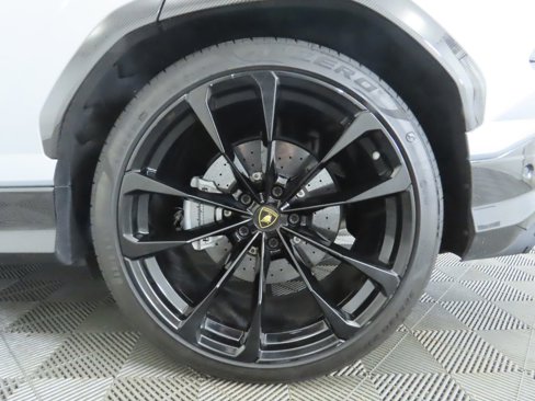 Used 2020 Lamborghini Urus image 32
