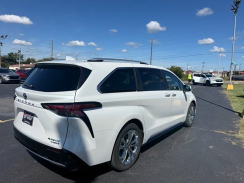 Used 2024 Toyota Sienna Platinum image 3