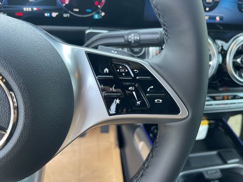 New 2025 Mercedes-Benz GLB 250 4MATIC image 16