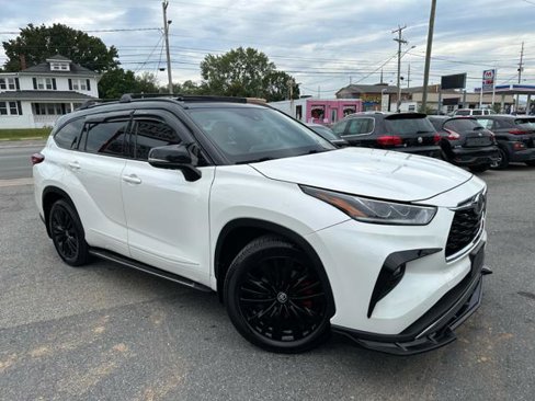 Used 2021 Toyota Highlander Platinum image 2