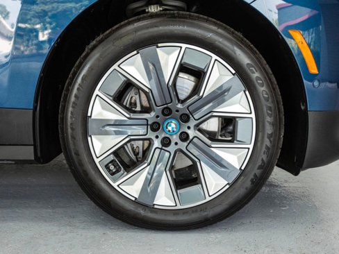 Used 2024 BMW iX xDrive50 w/ Premium Package image 10