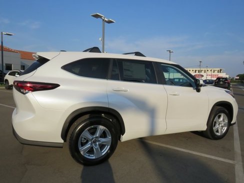New 2025 Toyota Highlander LE image 13