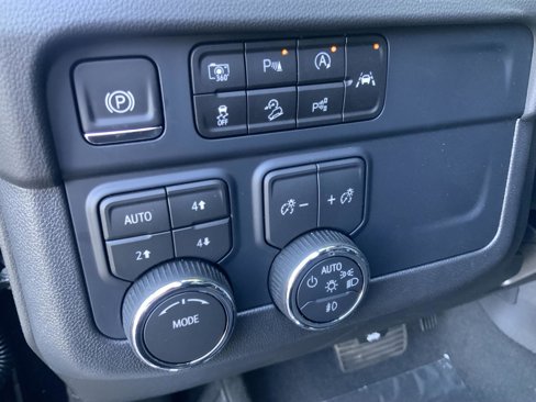 New 2026 Chevrolet Suburban Z71 w/ Comfort Package image 31