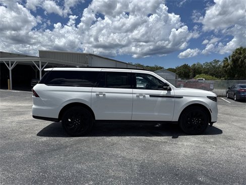 New 2025 Lincoln Navigator L Reserve image 3
