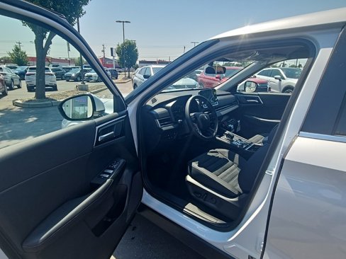 New 2025 Mitsubishi Outlander SE image 17