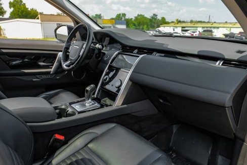 Used 2020 Land Rover Discovery Sport SE image 17