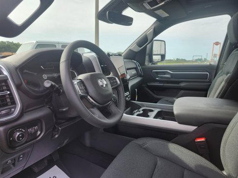New 2025 RAM 1500 4x4 Crew Cab image 11