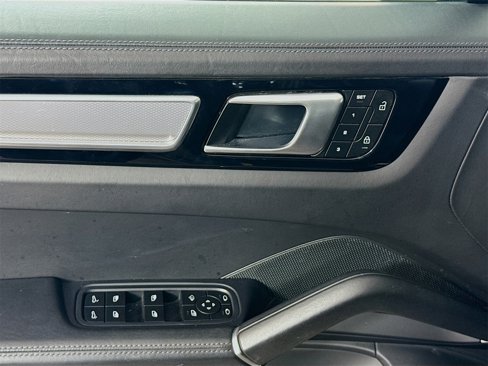 Certified 2022 Porsche Cayenne Platinum Edition image 16