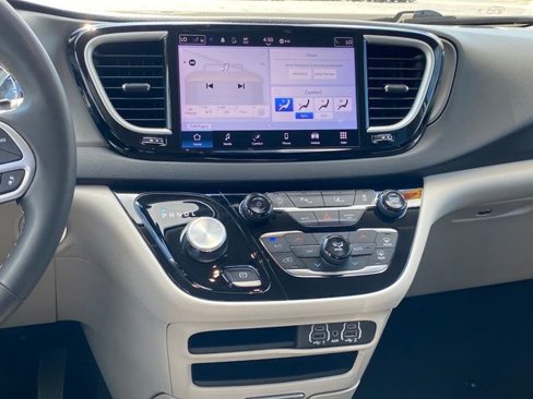 Used 2024 Chrysler Pacifica Touring-L image 10