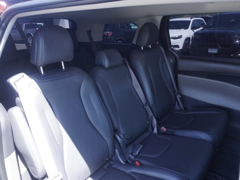 Used 2025 Kia Carnival LXS image 25