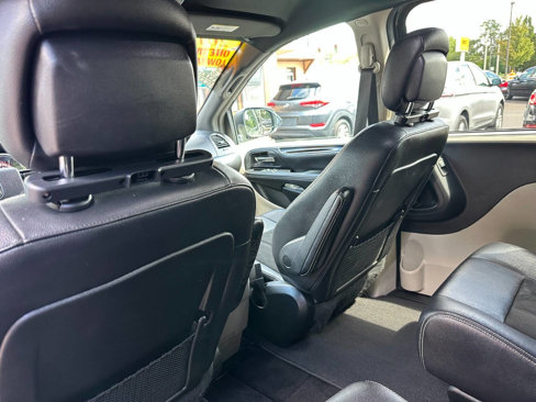 Used 2019 Dodge Grand Caravan SXT w/ Driver Convenience Group image 14