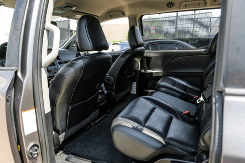 Used 2019 Toyota Sienna SE image 32