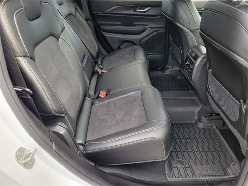 Used 2024 Jeep Grand Cherokee Altitude image 14