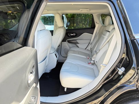 Used 2019 Jeep Cherokee Limited image 11