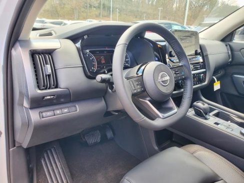 New 2025 Nissan Pathfinder SL image 16