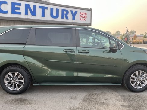 Used 2024 Toyota Sienna LE image 12