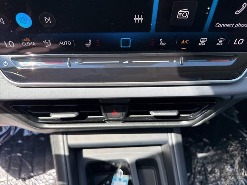 New 2025 Volkswagen Tiguan SE image 18
