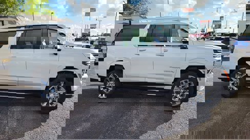 New 2025 Chevrolet Suburban Premier image 9