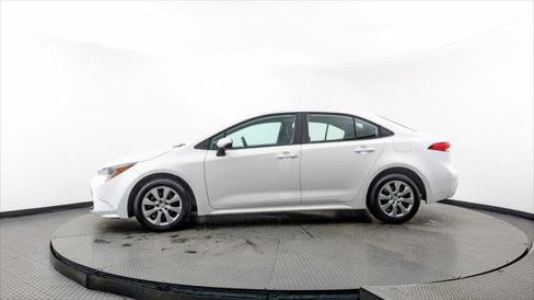 Used 2025 Toyota Corolla LE image 3
