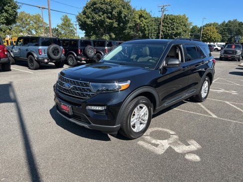 Used 2022 Ford Explorer XLT w/ Equipment Group 202A image 3
