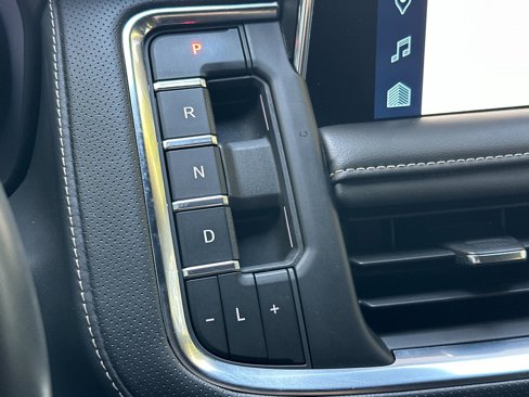 Used 2023 Chevrolet Suburban Premier image 27