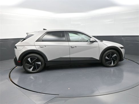 New 2025 Hyundai Ioniq 5 SE image 9