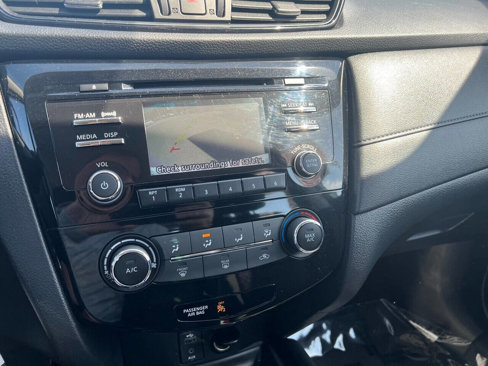 Used 2017 Nissan Rogue S image 11