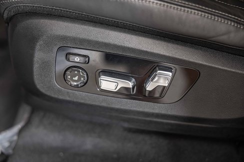Used 2025 BMW X7 M60i w/ Climate Comfort Package image 25