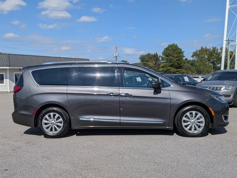 Used 2019 Chrysler Pacifica Touring-L image 6