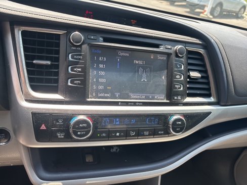Used 2019 Toyota Highlander XLE image 17